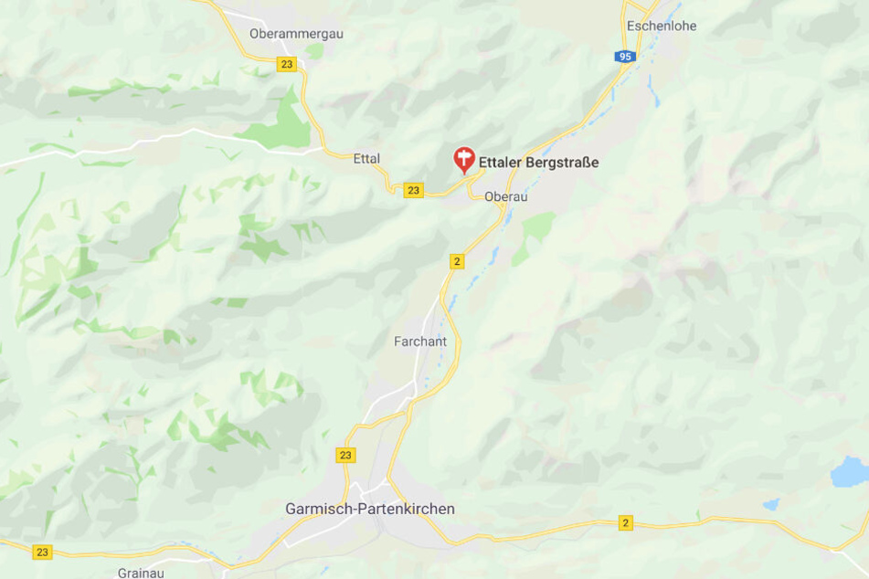 Auf der Bundesstraße 23 bei Oberau in Bayern ist es zu einem schweren Verkehrsunfall gekommen.
