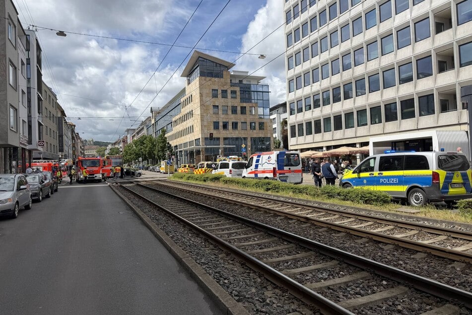 Einsatzkräfte rückten mit mehreren Einsatzfahrzeugen an.