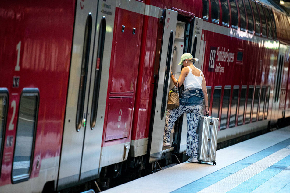 Berlin: Oberleitung gerissen: Rund 300 Fahrgäste aus BER-Express evakuiert