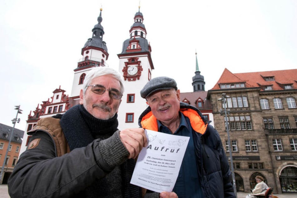 Einde O’Callaghan (66) und Hubert Gintschel (68, v.l.) auf dem Markt. Hier beginnt am Karfreitag der Ostermarsch.