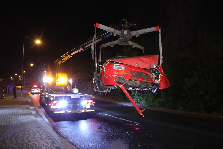 Der Wagen musste schließlich abgeschleppt werden.