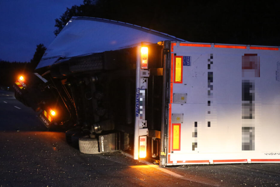 Der Anhänger versperrt zwei Spur der A9.