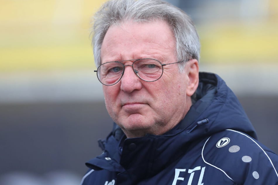 Angespannte Stimmung bei Lok-Trainer Rainer Liesiwicz (69). In der ersten Halbzeit fehlte es seiner Mannschaft an Biss.
