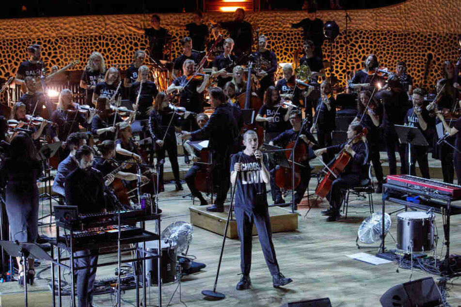 Bastille-Frontmann Dan Campbell Smith mit dem "Baltic Sea Philharmonic"-Orchester.