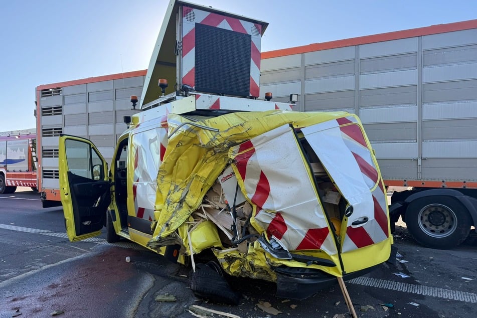 Auch das Begleitfahrzeug des Schwerlast-Transporters wurde schwer beschädigt.