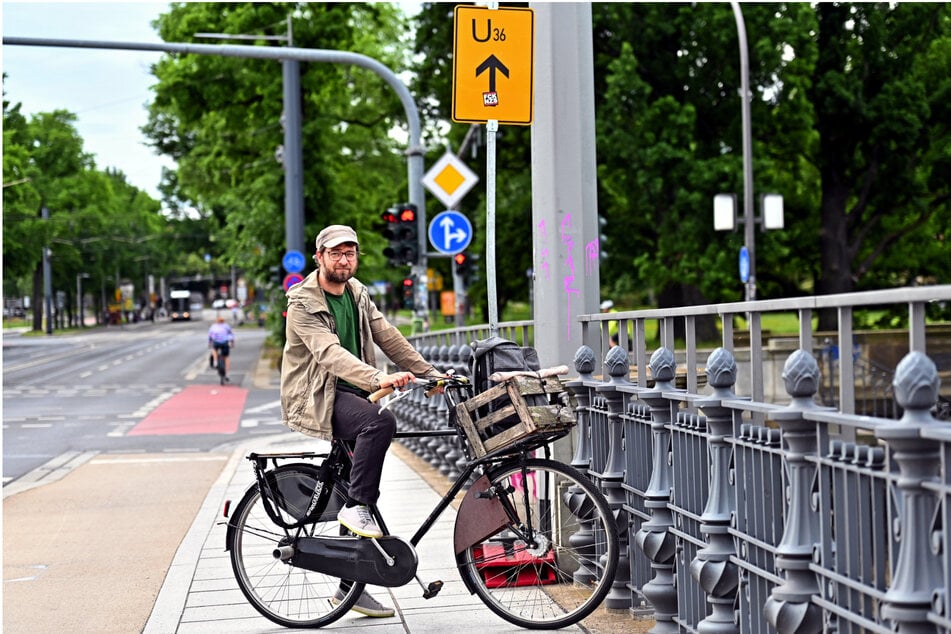 Radfahrer Glenn (46) am Schild, was die Sicht auf die Radler-Ampeln erschweren kann.