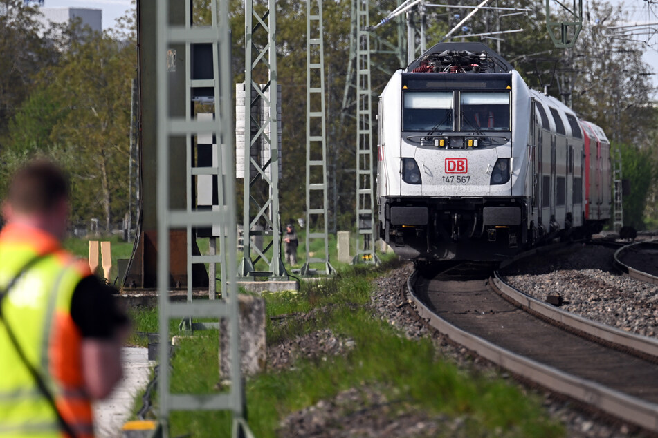 Der IC 2005 der Deutschen Bahn hatte die Arbeiter gegen 11 Uhr auf freier Strecke erfasst. Beide starben noch am Unfallort.
