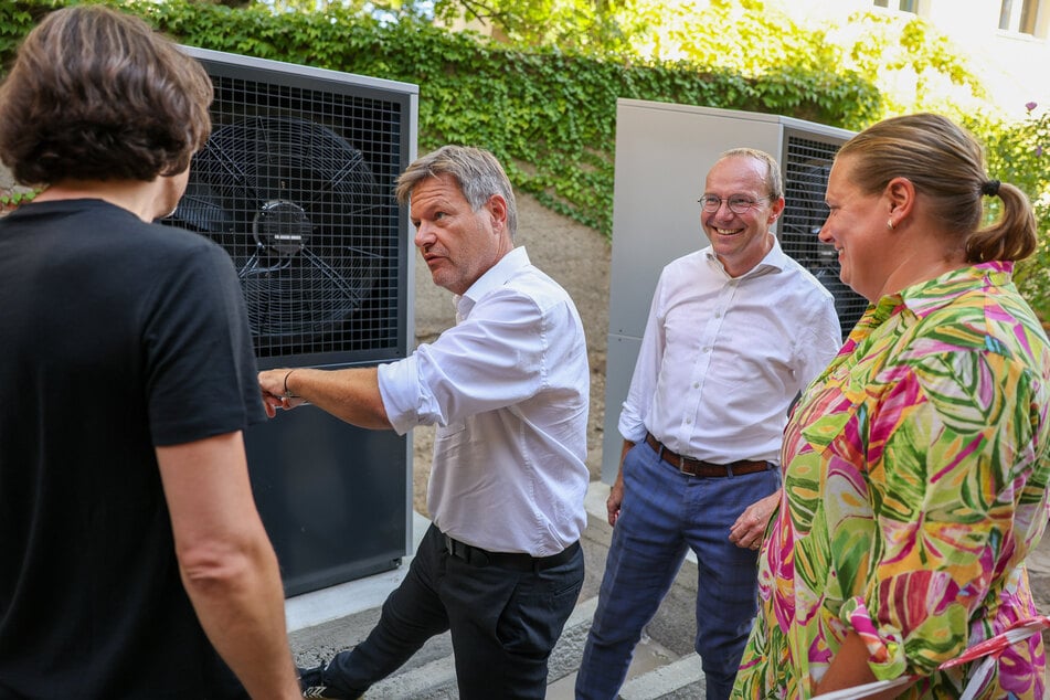 Haben zur letzten Landtagswahl in Sachsen im Jahr 2024 zusammen Wahlkampf in Leipzig gemacht: Günther (2.v.r.) und der damalige Vizekanzler Robert Habeck (56).
