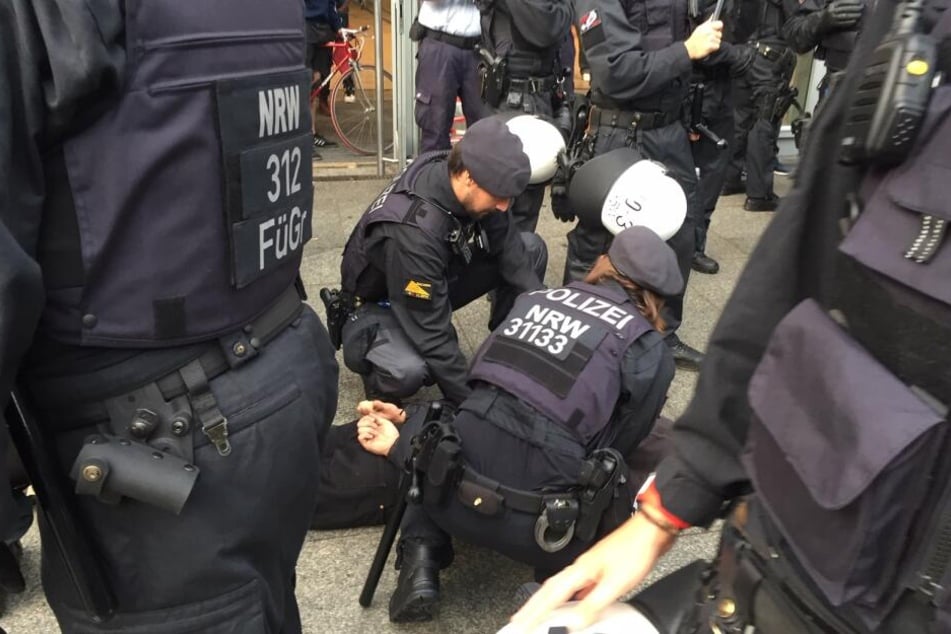 Die Polizei musste bei einer Rangelei zwischen Anhängern der beiden Lager eingreifen.