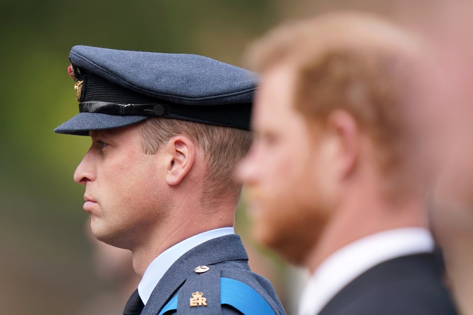 Eine Royal-Expertin geht nicht davon aus, dass sich Prinz William (l.) und Prinz Harry in naher Zukunft vertragen werden. (Archivbild)