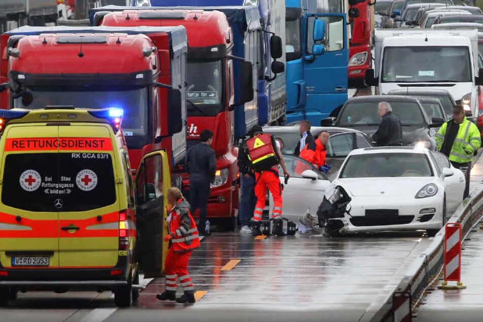 Die Autobahn musste nach dem Unfall gesperrt werden.