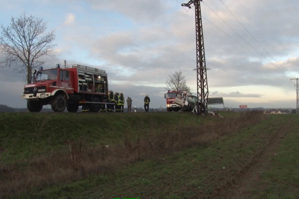 Die ältere Dame war mit ihrem Auto gegen einen Strommast geprallt.