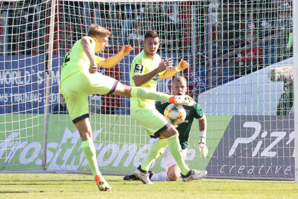 FSV-Spieler Elias Huth und Davy Frick verpassen das Tor vor Torhüter Nico.