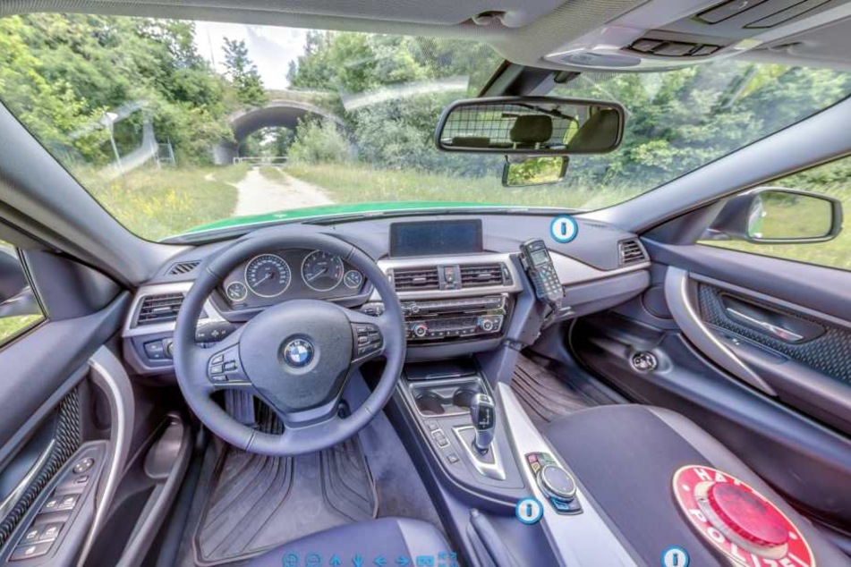 Die Polizei in München gibt einen 360-Grad-Einblick in einen Streifenwagen.