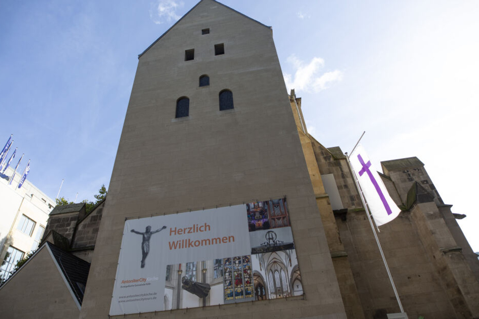 Archäologen waren bei Bauarbeiten für ein neues Kirchenzentrum an der Antoniterkirche überraschend auf die massiven Mauerreste gestoßen.