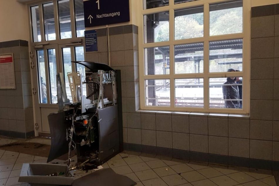 Der Geldautomat im Bahnhofsgebäude ist kaum noch als solcher auszumachen.