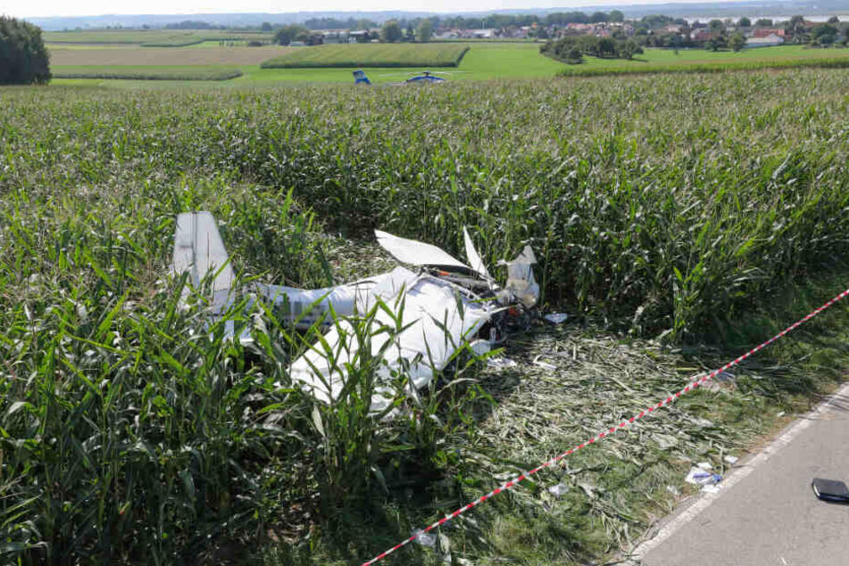 Der Pilot wurde schwer verletzt, eine Frau starb.