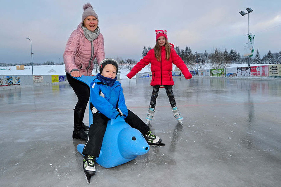 Neben einem kleinen Skihang bietet die Sportwelt Preußler in Seiffen aus eine Kunsteisbahn. Kathleen Bock (42) ging mit ihren Kindern Julian (3) und Helene (8) aufs Eis.