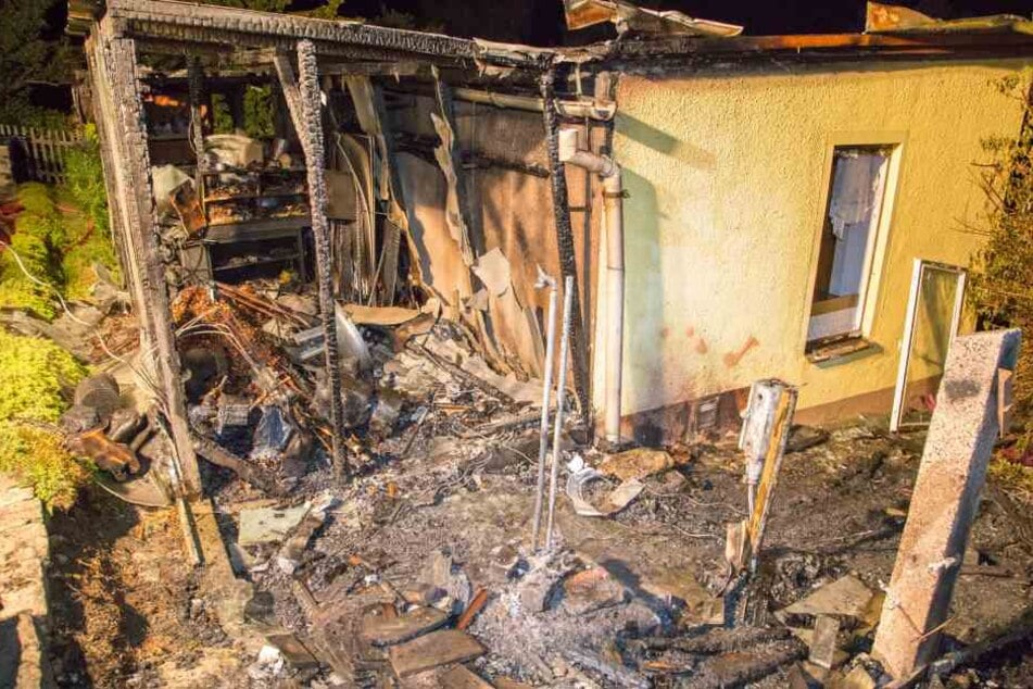 Der Schuppen brannte bis auf die Grundmauern nieder.