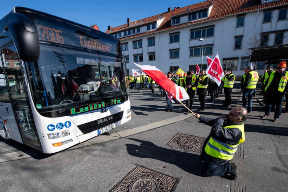In Reutlingen fällt Mitte Februar ein Demonstrant am Bahnhof vor einem ankommenden Bus auf die Knie.