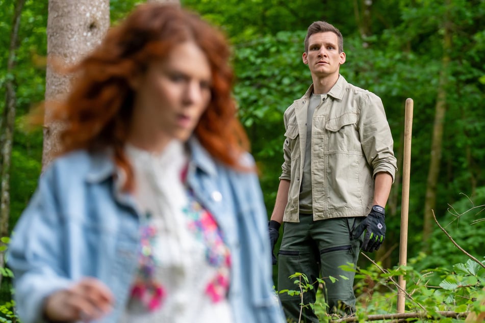 Fanny (Johanna Graen, 36) hat Förster Marlon (Frederik Bott, 34) sofort den Kopf verdreht.