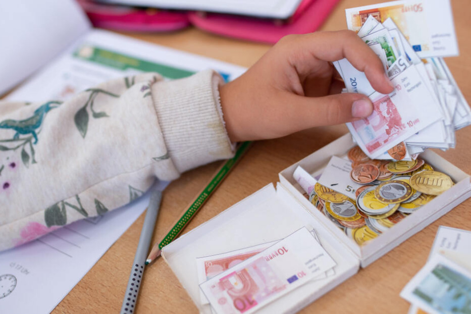 Die Schülerin einer 2. Klasse rechnet mit Spielgeld. Wegen des Lehrermangels in Bayern unterrichten an den Förderschulen immer weniger voll ausgebildete Sonderpädagogen.