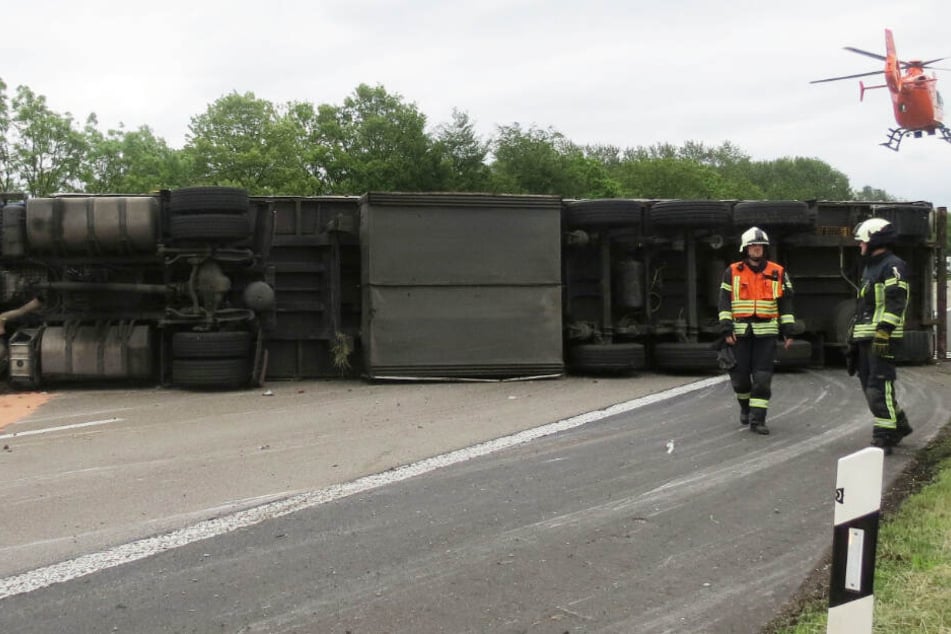 Lastwagen liegt quer zur Fahrbahn: A44 bei Kassel gesperrt
