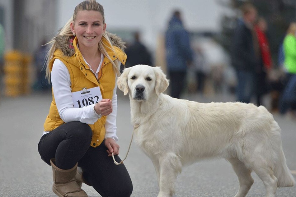 Fast schon ein Klischee: Die angehende Sozialpädagogin Justine Blumenthal (24) trat mit ihrer baldigen Therapie-Golden-Retriever-Hündin Malia an.
