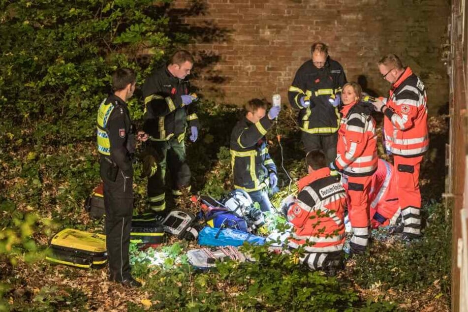 Rettungskräfte versorgen den schwer verletzten Jugendlichen.
