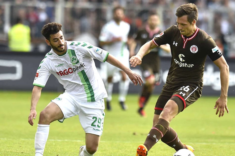 Als Kiez-Kicker beim FC St. Pauli kämpfte Sören Gonther (r.) zweimal um den Klassenerhalt, setzte sich dabei - genauso wie gegen Fürths Tolcay Cigeri - aber durch.