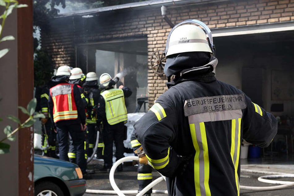 Die Feuerwehr musste den Wagen mit Löschschaum eindecken.