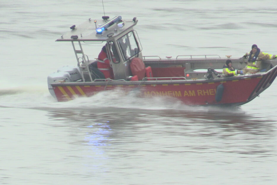 Ein Mehrzweckboot der Feuerwehr Monheim war bei der Bergung der Wasserleiche im Einsatz.