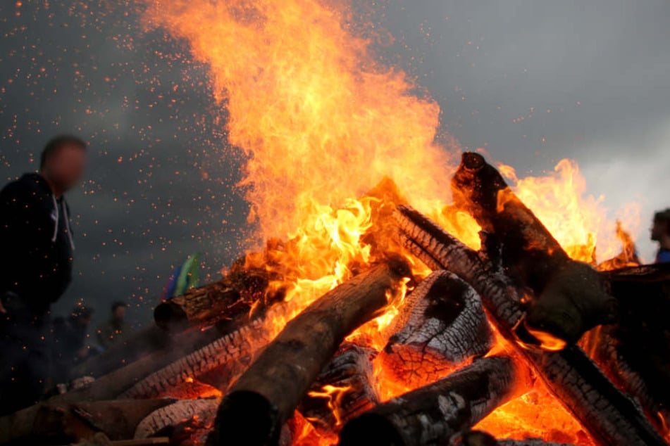 Mit Benzin entfachte der Kleingärtner ein Feuer – was ihm teuer zu stehen kam (Symbolfoto).