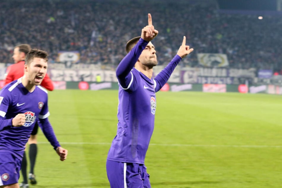 Da gingen die Zeigefeinger hoch: Dimitrij Nazarov feiert seinen verwandelten Elfer gegen St. Pauli.