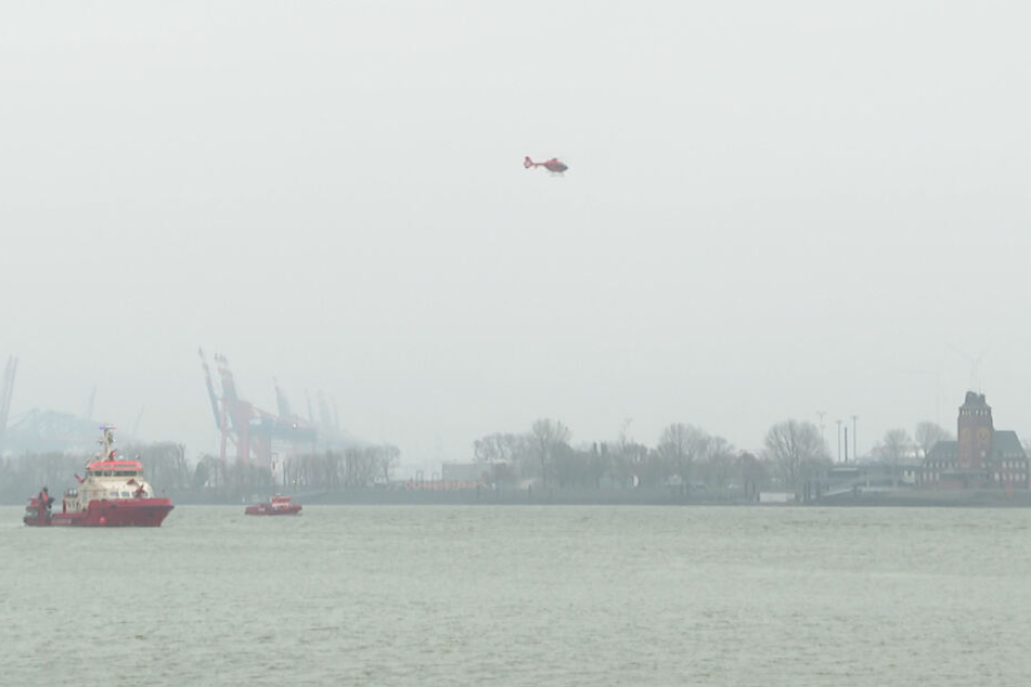 Boote und ein Hubschrauber haben bei Teufelsbrück die Elbe abgesucht.