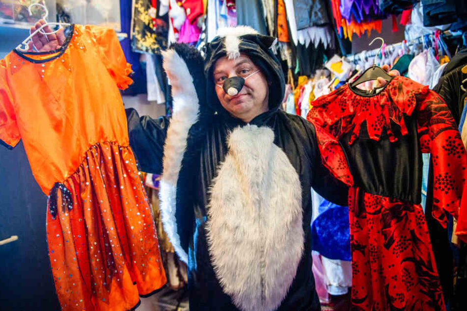 Michael Schreinert (49) vom "Clown Fridolin" präsentiert Stinktier-Kostüm und Hexen-Kleidchen.