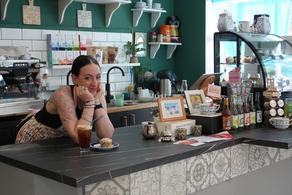 Maria Oss (35) bietet diverse Süßwaren und Kaffee für 2,80 Euro an. Auch hausgemachter Mango-Lassi und arabischer Kaffee sind im Sortiment.