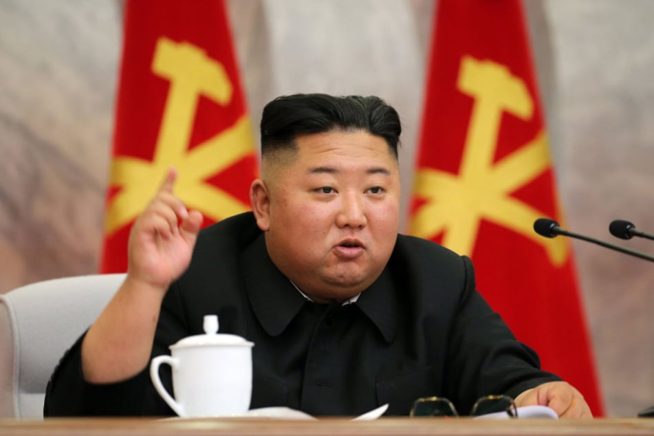 Dieses undatierte Foto zeigt Machthaber Kim Jong-un während eines Treffens der Militärkommission der Arbeiterpartei.