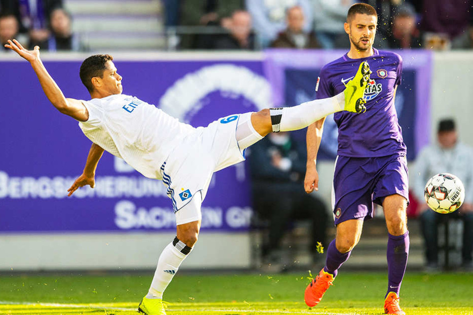 Hamburgs Douglas Santos (l.) im Duell mit Aues Aues Dimitrij Nazarov (r.).