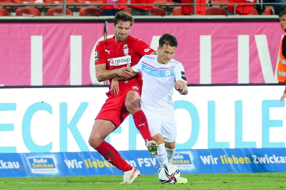 Ungleiches Duell aus der 3. Liga: Der schmächtige, aber wuselige Falcão (r.) gegen Zwickaus Haudegen Ronny König (heute 40, Karriereende).