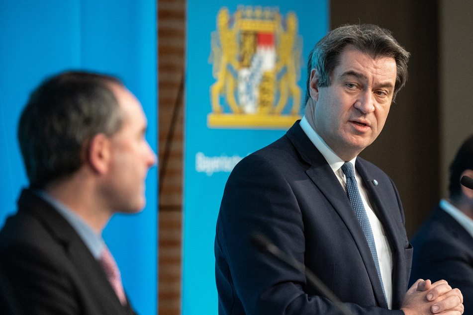 Markus Söder (r.) räumte Fehler in der Vergangenheit ein und gab erste Lockerungen bekannt.