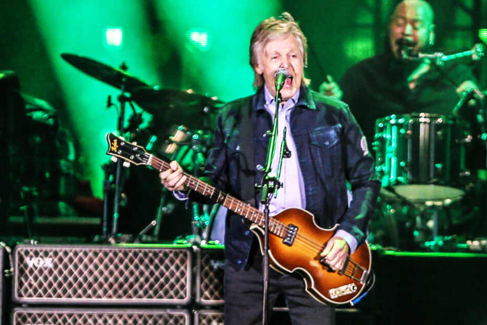 Sänger Paul McCartney tritt bei einem Konzert im Couto Pereira Stadion in Curitiba auf.