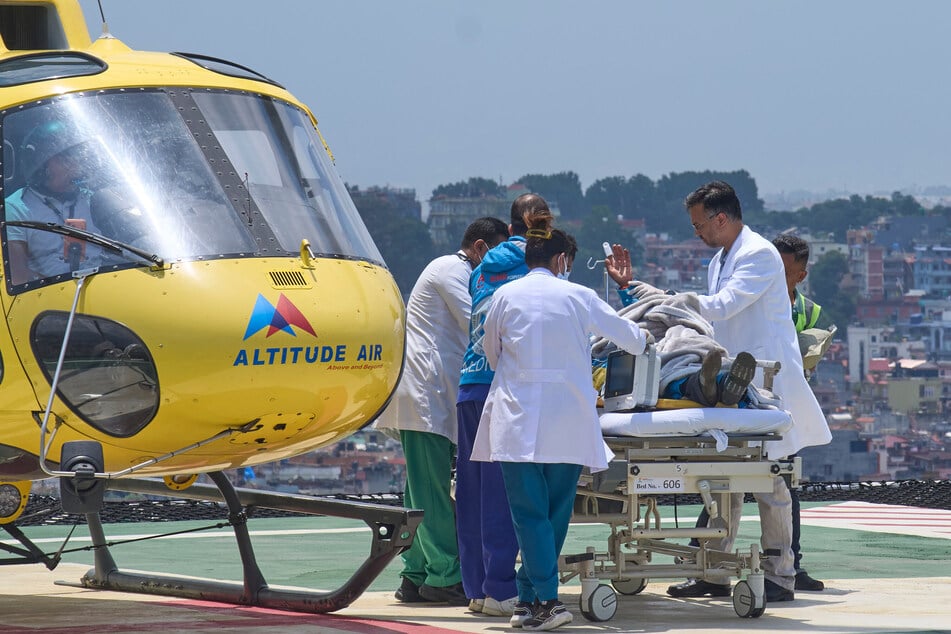 Ein Hubschrauber brachte den Mann in Nepals Hauptstadt Kathmandu, wo er derzeit in einem Krankenhaus medizinisch behandelt wird.