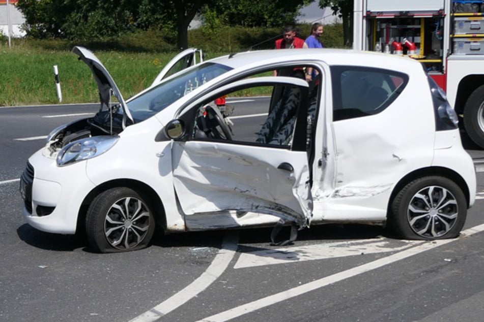 Crash im Landkreis Leipzig: Schwer verletzte Frau kann sich nicht mehr aus Auto befreien