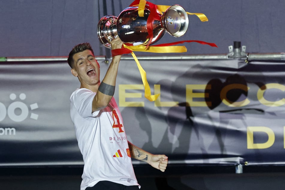 Álvaro Morata (31) ließ auf der Bühne am Cibeles-Platz die Sau raus. Nun droht ihm allerdings eine Sperre seitens der UEFA.