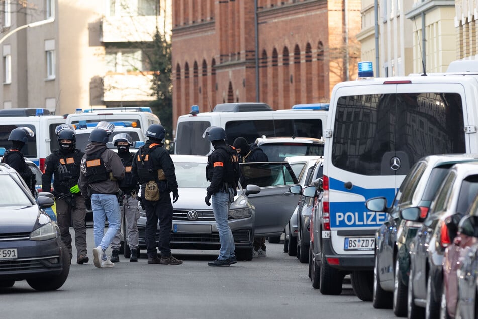 Einsatzkräfte der Polizei sperren das Gebiet um die Grundschule herum ab.