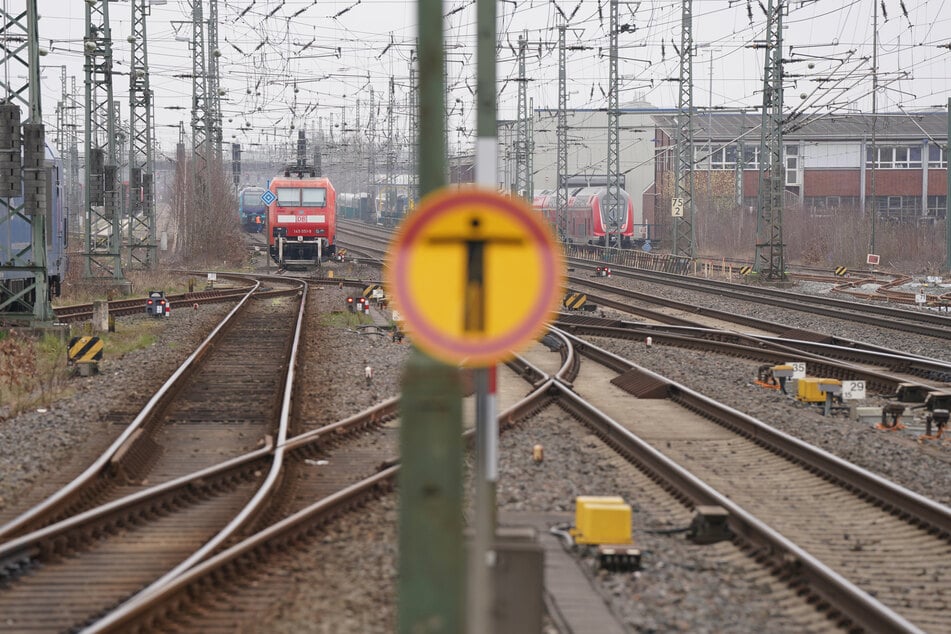 Ein 29-Jähriger wurde von einem Güterzug erfasst. (Symbolbild)