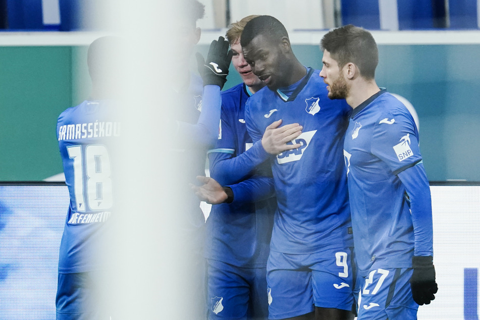 Ihlas Bebou (2.v.r.) erzielte das zwischenzeitliche 1:1 für die TSG 1899 Hoffenheim gegen Eintracht Frankfurt.