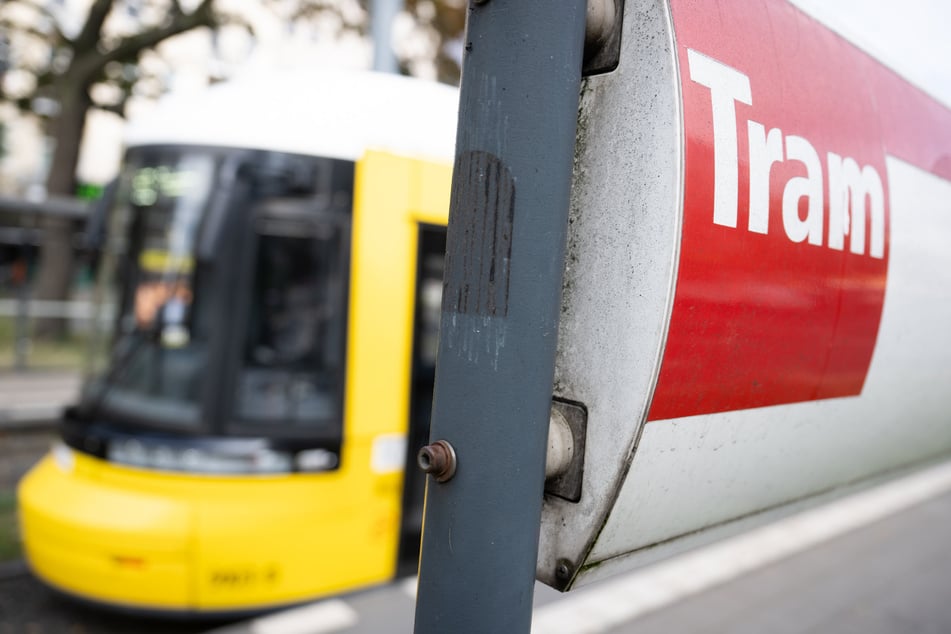 Der Fahrer der Tram blieb unverletzt. (Symbolbild)