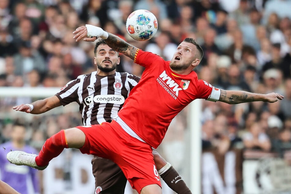 Der Offensivspieler (l) geht auch defensiv keinem Zweikampf aus dem Weg.
